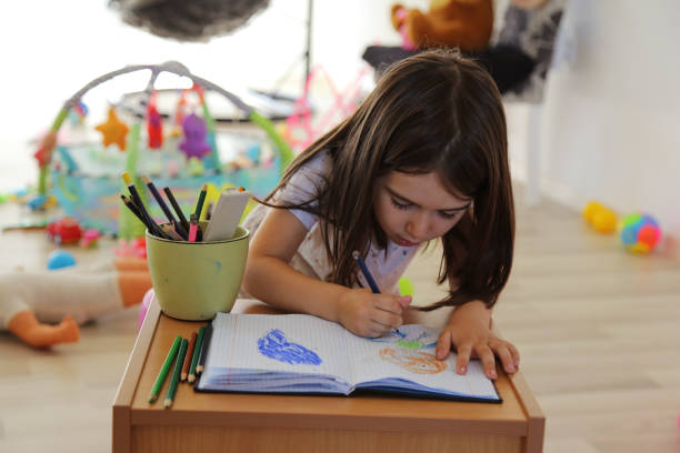 Dziewczynka rysująca podczas ćwiczeń edukacyjnych